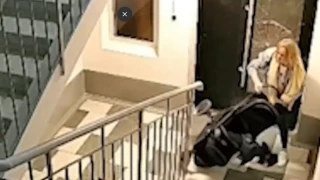Madre golpea a su bebé de un año en Rusia.png