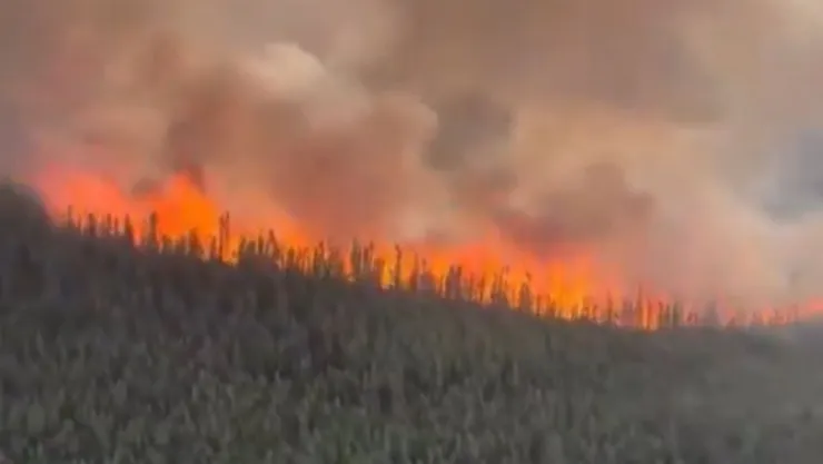 Autoridades reportan avance limitado en el control del fuego en el interior de Alaska