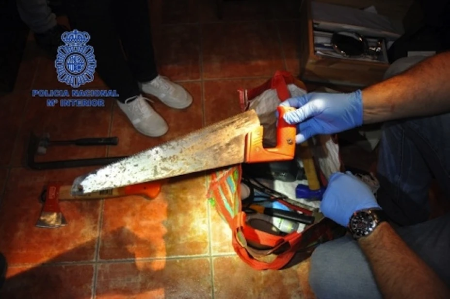La policía encontró el cadáver y las herramientas que usó el hombre para cortar a su hermano