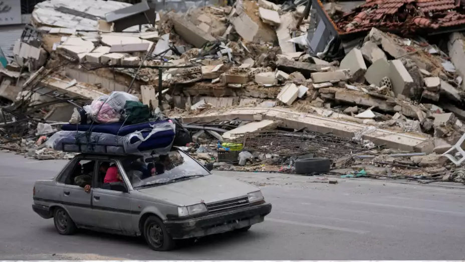 Gente regresa a sus aldeas tras un alto el fuego entre Israel y Hezbollah.