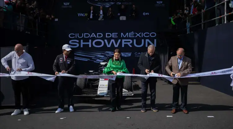 Clara Brugada en el Show Run de Checo Pérez.