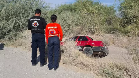 Vehiculo cae a canal de riego.jpg