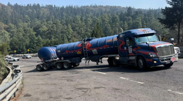 accidente-en-la-carretera-mexico-toluca-hoy-cierre-total-por-pipa-fuga-combustible-cdmx