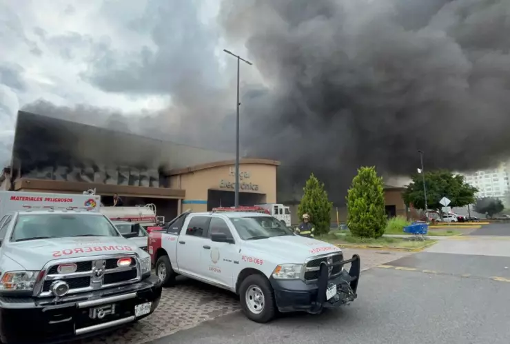 Bomberos sofocan incendio de supermercado en Jalisco