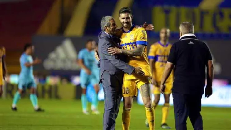 Tom&aacute;s Boy y Andr&eacute;-Pierre Gignac en un partido de la Liga MX