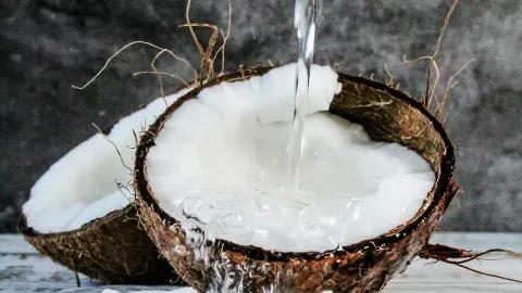 Agua de coco para el pelo