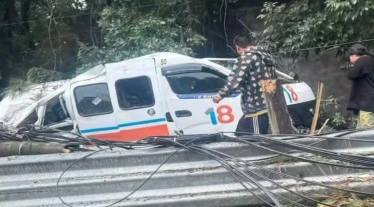 ¡Accidente-en-la-México-Cuernavaca_-Poste-cae-sobre-combi-de-transporte-público-de-la-Ruta-18.webp