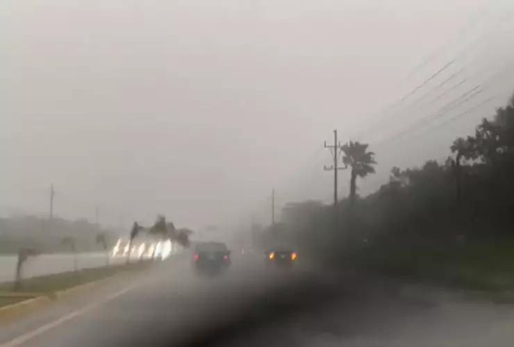 La carretera Tulum - Playa del Carmen se vio afectada por las fuertes lluvias en Quintana Roo