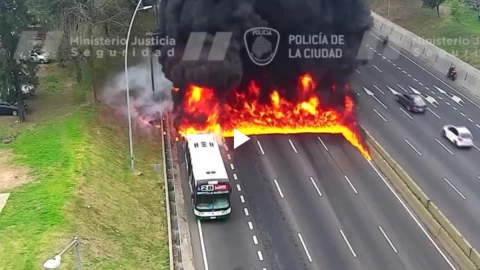 Se incendia camión de pasajeros articulado en Argentina