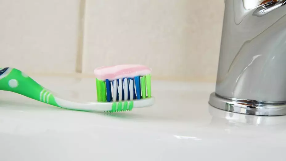 ¿Dejas tu cepillo de dientes en el baño? Esto es lo que puede pasar