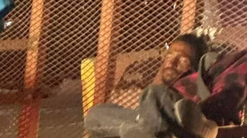 Hombre dormido en garita de Mexicali
