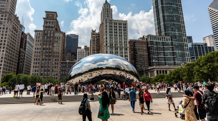 Turistas y lugareños por las calles del centro de Chicago.