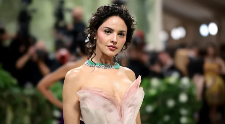 La bellísima mexicana Eiza Gonzales se lució está noche con un vestido en tonos rosados, además de un peinado que acentuó sus facciones.