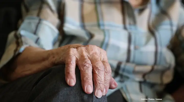 abuelito llora presionado hijos entrega herencia.jpg