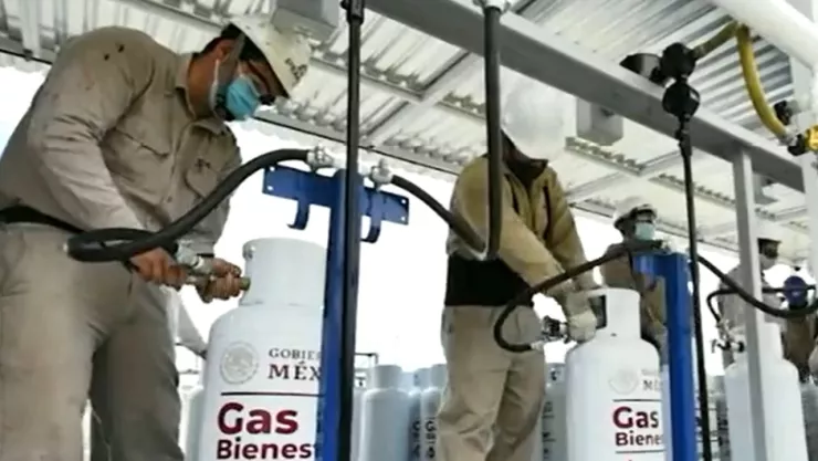 llenando los tanques de gas