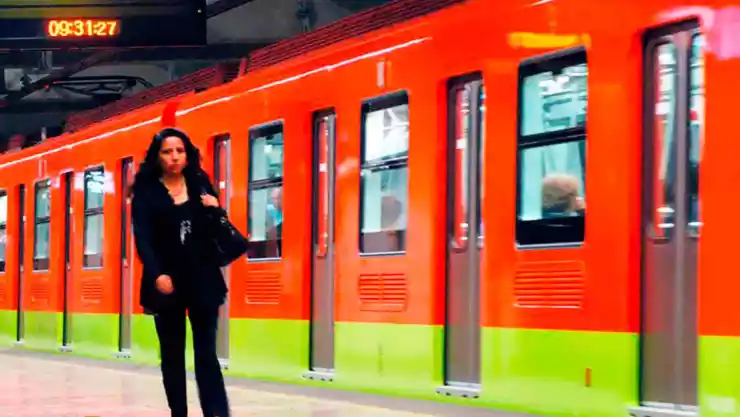 persona lanza metro cdmx.jpg