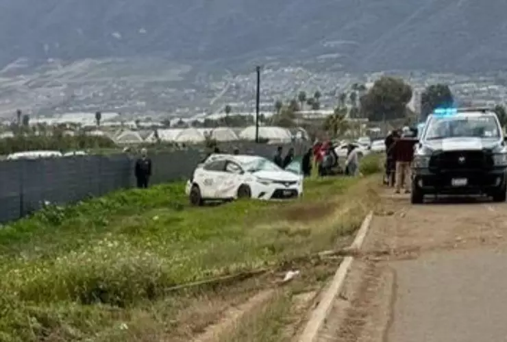 Taxi tiene accidente en carretera turística de Ensenada hoy 18 de abril