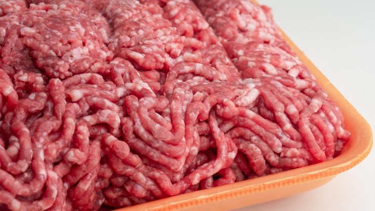 Una bandeja con carne molida