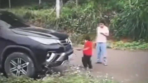 NIÑO BERRINCHE CUCHILLO.png