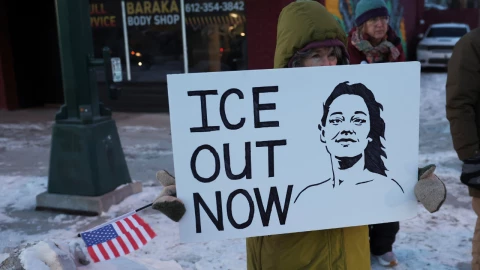 Un manifestante sostiene una ilustración de Renee Nicole Good, quien fue asesinada a tiros por un agente del Servicio de Inmigración y Control de Aduanas de Estados Unidos ( ICE ) el 7 de enero, mientras la gente protesta contra la presencia de agentes federales de inmigración en Minneapolis, Minnesota, EE. UU., el 28 de enero de 2026