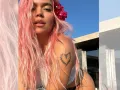 Karol G con una flor.jpg
