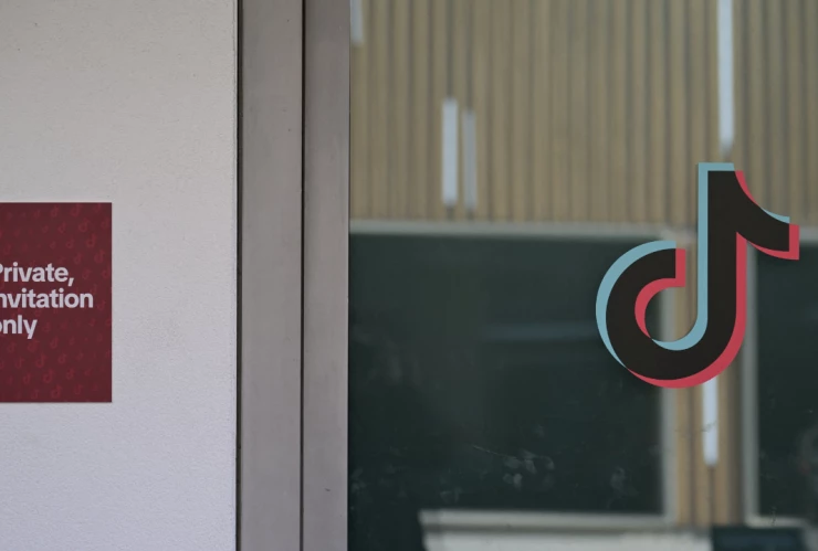 El logotipo de TikTok se muestra durante la 56ª reunión anual del Foro Económico Mundial (FEM) en Davos, Suiza, el 20 de enero de 2026.