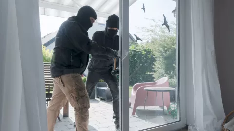 Quiso robar en un edificio, pero lo rodeó la Policía y saltó del séptimo piso