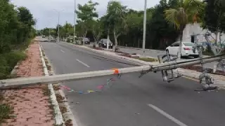 Caen tres estructuras en la entrada principal de Celestún ¡Por fuertes vientos!