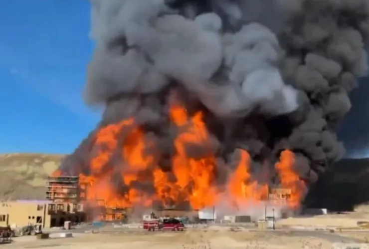 Más de 100 bomberos combaten incendio que destruyó un complejo de apartamentos en Lehi, Utah