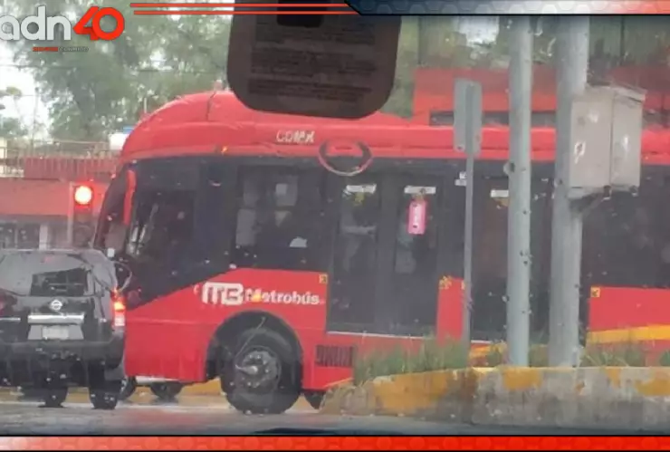 Choque de Metrobús y auto particular deja 3 lesionados en Reforma