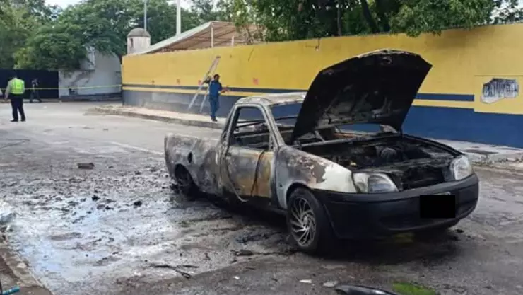 Camioneta queda calcinada tras incendio en la Avenida Canek de Mérida