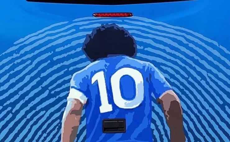 Autobús con imagen de Maradona