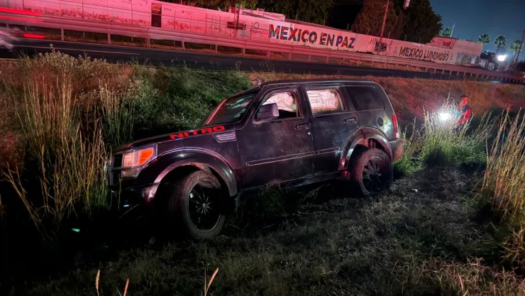 Camioneta pierde control y termina en una zanja en Zapopan; el conductor viajaba con su esposa y un bebé