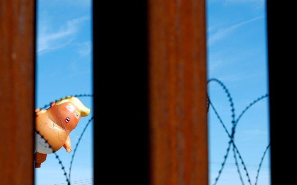 Trump se aparece en forma de bebé inflado en la frontera con México