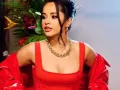 Becky G con vestido rojo pasión..jpg