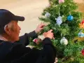 Unos chocolates, unos tenis, una cobija o una bocina son algunos de los deseos de Navidad de los abuelitos del asilo “casa madre Teresa” en Iztapalapa.