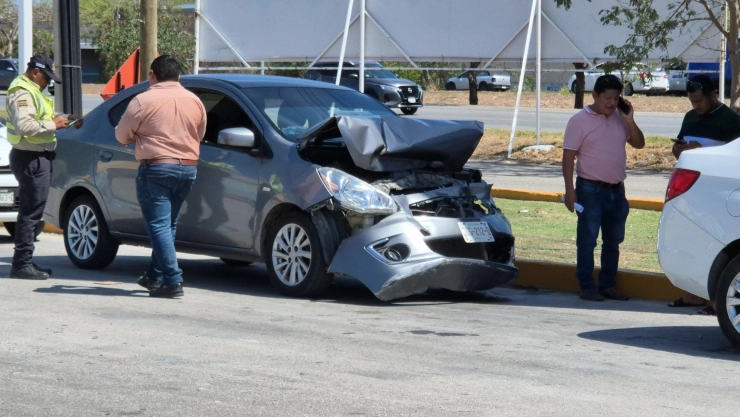 Reportan FUERTE TRÁFICO en el Periférico de Mérida por carambola hoy martes 13 de mayo; hay 5 vehículos afectados