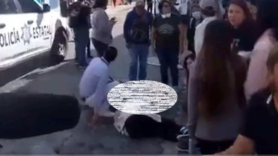 ATROPELLA a pareja de extranjeros en la 4 Sur, en el Centro de Puebla, hoy