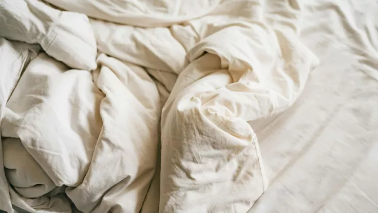 Madre ataca a su hijo y se acuesta a su lado mientras pierde la vida.jpg