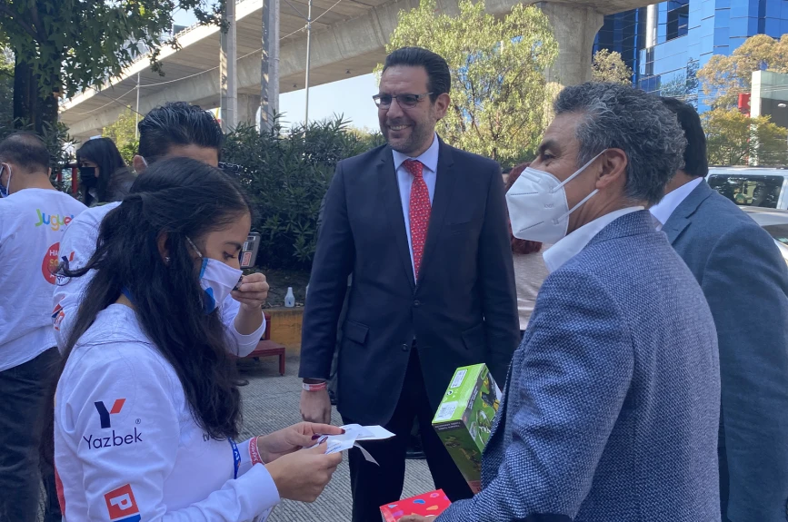 ¡Toda la familia de Banco Azteca se unió a la misión del Juguetón Azteca!