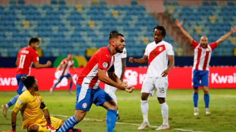 Júnior Alonso celebra con la Selección de Paraguay