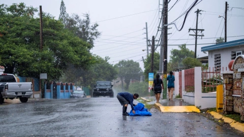 Puerto Rico lucha por recuperarse de huracán Fiona, hay escasez de agua y combustible.