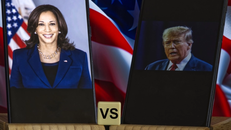 Pantallas muestran a Kamala Harris y Donald Trump, candidatos presidenciales en EU
