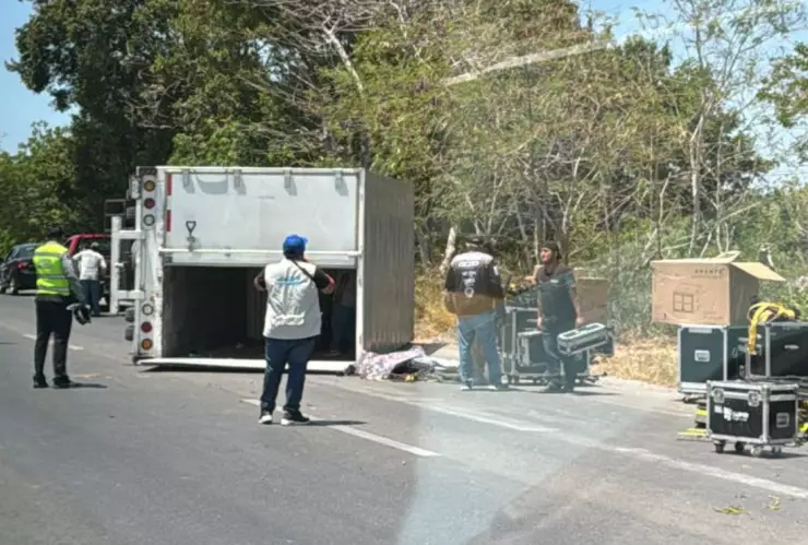 ¡Precaución! Fuerte accidente en la Mérida-Progreso tras volcadura camión de carga