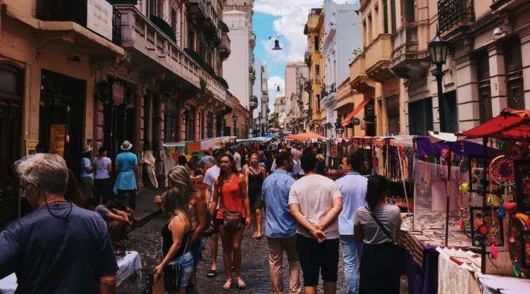 ¿Cuántos turistas extranjeros llegaron a México en febrero 2025?