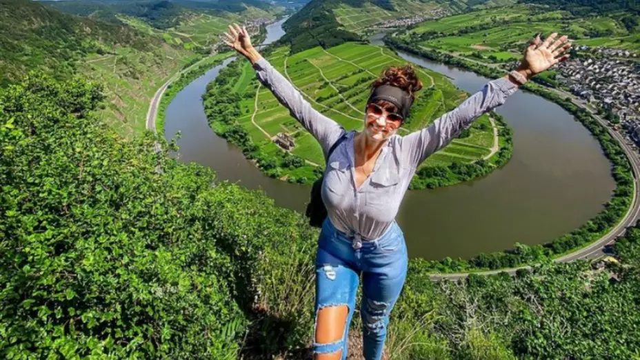 mujer-acantilado-selfie
