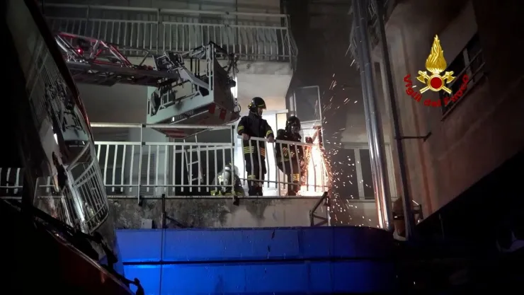 Bomberos trabajan tras sofocar el incendio en un hospital de Tívoli, cerca de Roma
