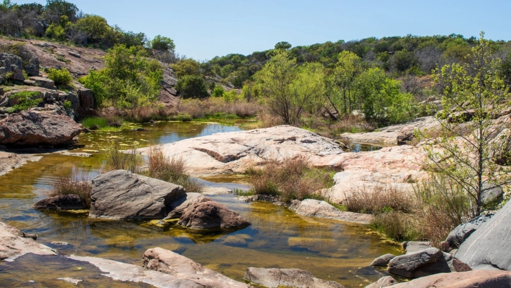 una hermosa fotografía del Inks Lake State Park.