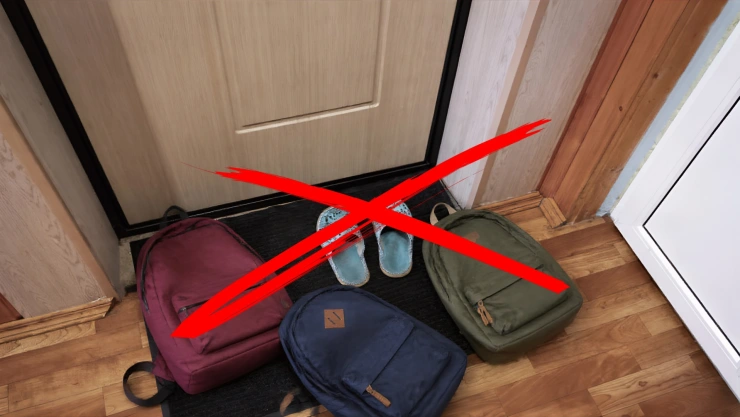 Qué hacer con las bolsas y mochilas de la entrada: 6 soluciones para mantenerlas fuera del suelo