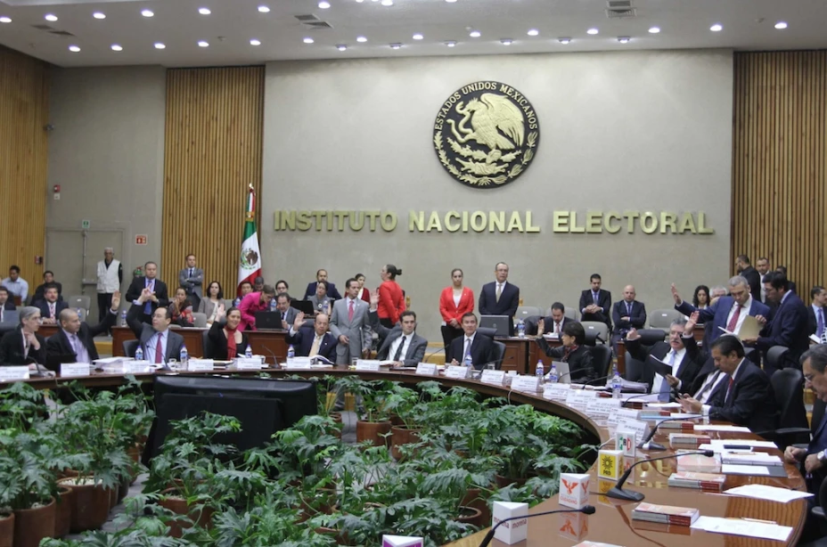 Alfredo Cristalinas renuncia al INE